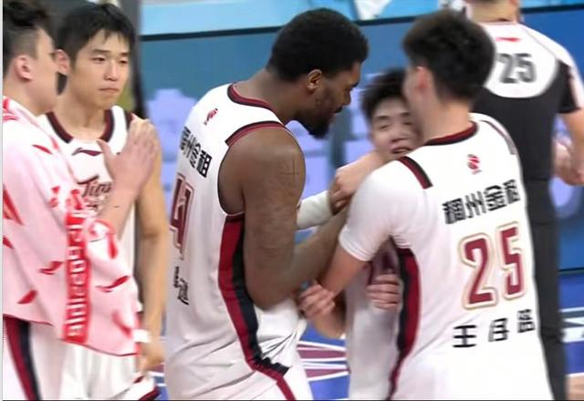 19岁小将李悦洲1v3绝杀宁波男篮 浙江双杀挺进八