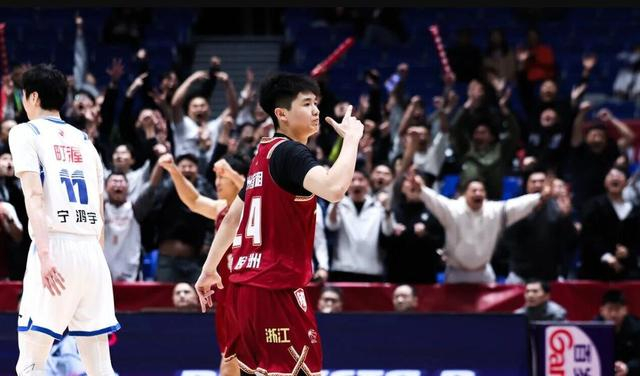 19岁小将李悦洲1v3绝杀宁波男篮 浙江双杀挺进八
